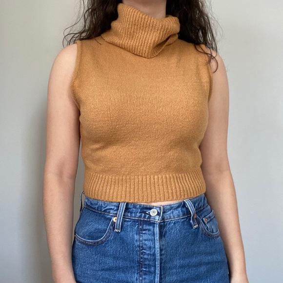 Sleeveless Turtleneck Cropped Top - Picture 4 of 4